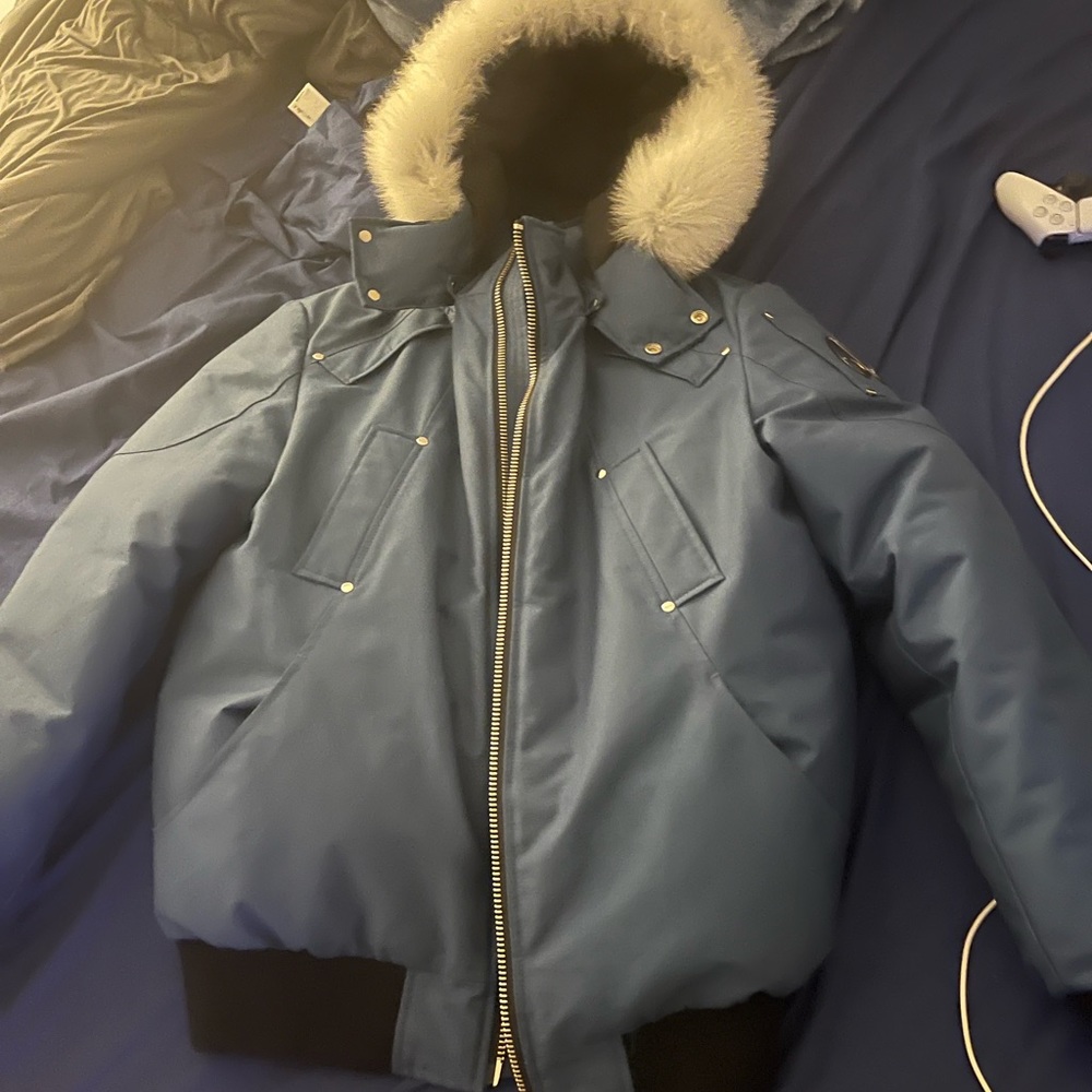 Moose knuckles xl can fit a large rare color